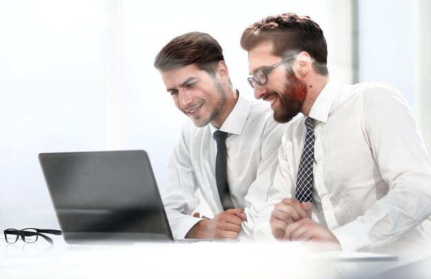 Zwei Geschäftskollegen besprechen die Informationen am Schreibtisch sitzend