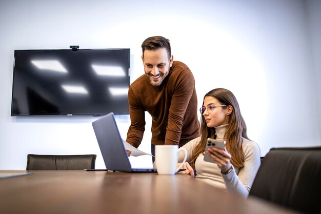 Zwei Geschäftsleute arbeiten zusammen und beraten sich gegenseitig über das Projekt