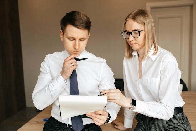 Zwei Geschäftsleute, die mit Finanzdokumenten arbeiten