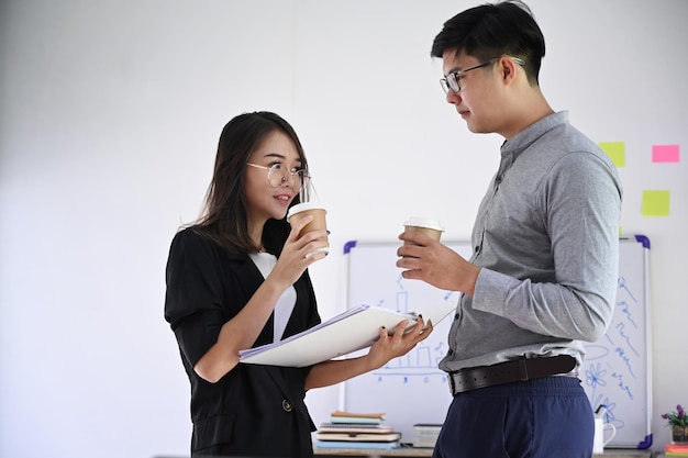 Zwei Geschäftsleute diskutieren während der Kaffeepause im Büro über die Arbeit