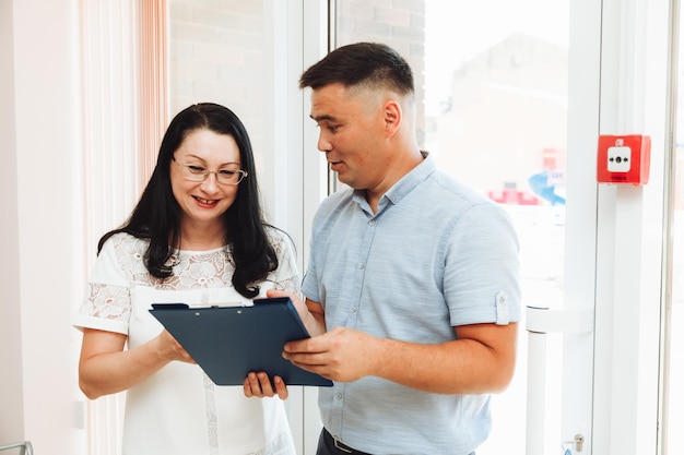 Zwei Geschäftsleute, ein Mann und eine Frau, besprechen die Arbeit im Büro