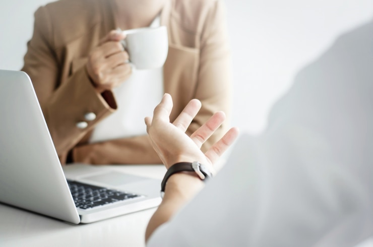 Foto zwei geschäftsleute freundschaft in einem café oder arbeitsraum und diskutieren ein projekt