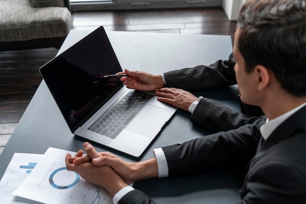 Zwei Geschäftsleute mit Laptop im Büro