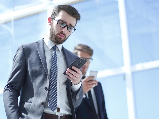 Zwei Geschäftsleute mit Smartphones