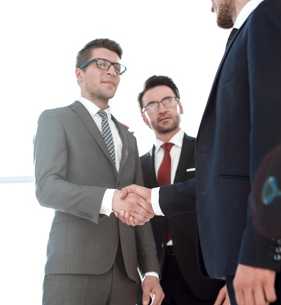 Zwei Geschäftsleute schütteln sich die Hände Konzept der Partnerschaft