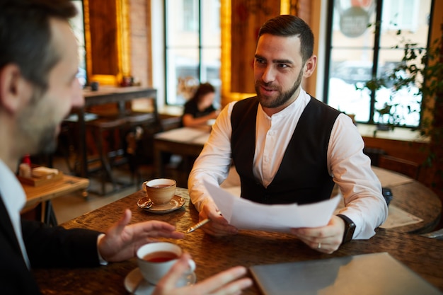 Zwei Geschäftsleute treffen sich im Cafe