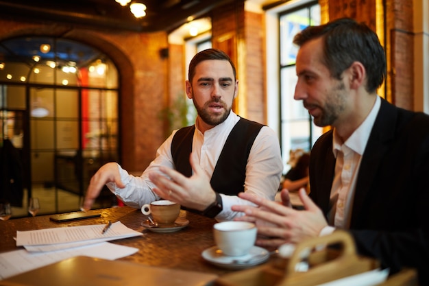 Zwei Geschäftsleute treffen sich im Restaurant