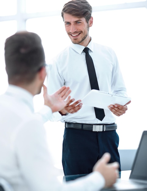 Zwei Geschäftsmänner, die etwas im Büro besprechen