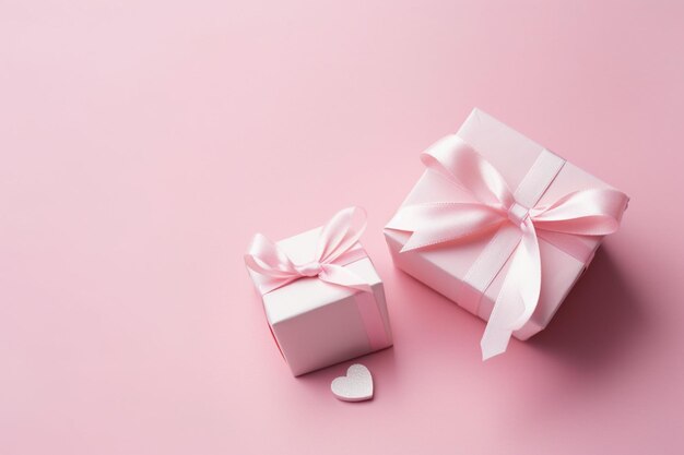 Zwei Geschenkschachteln mit Herz auf rosa Hintergrund.