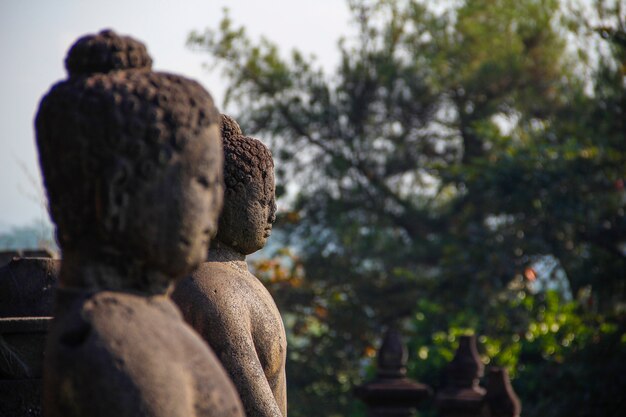 Zwei Gesichter im Borobudur-Tempel. Indonesien