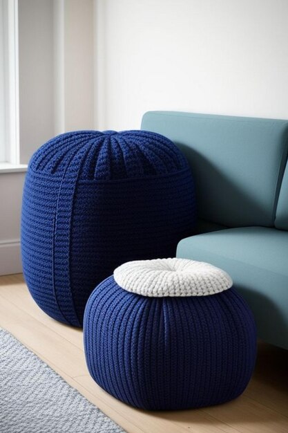 Zwei gestrickte Puffs in der Nähe des dunkelblauen Ecksofas Skandinavisches Innenarchitektur des modernen Wohnzimmers