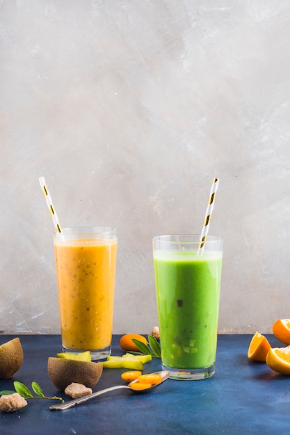 Foto zwei gesunde und leckere smoothies