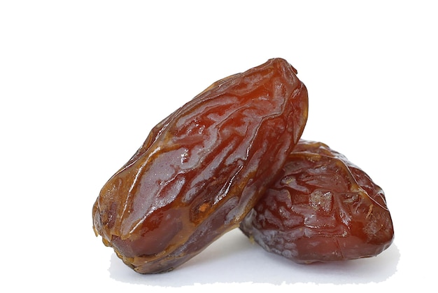 zwei getrocknete Kirschen, von denen eine eine Nuss ist