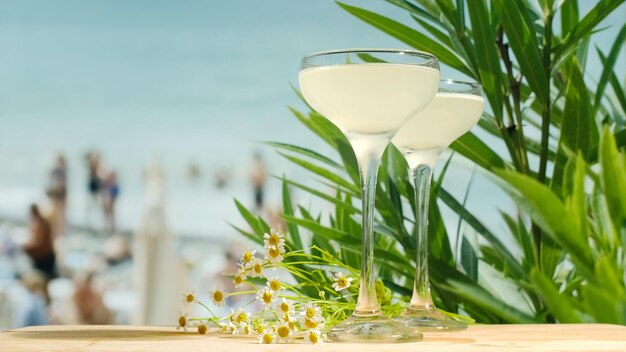 Zwei Gimlet-Cocktails auf Tischbar Meer im Hintergrund