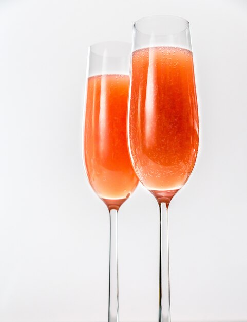 Zwei Gläser Bellini-Cocktail