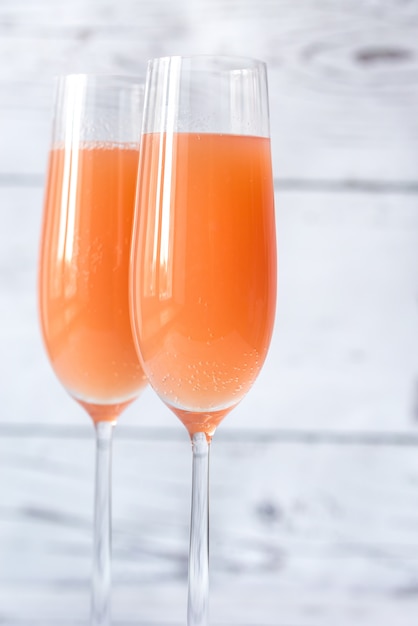 Zwei Gläser Bellini-Cocktail