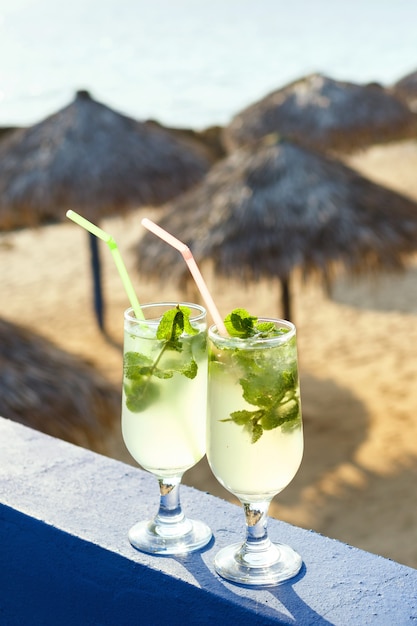 Zwei Gläser berühmten kubanischen Cocktails - Mojito.