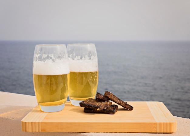 Zwei Gläser Bier mit Croutons