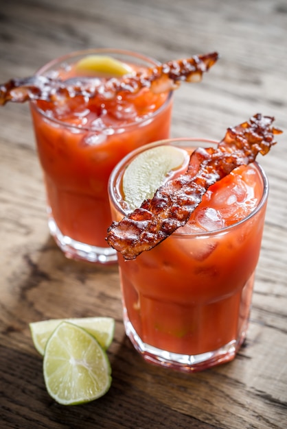 Zwei Gläser Bloody Mary mit Speckstreifen