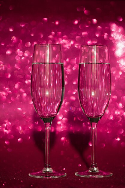 Foto zwei gläser champagner auf bokeh-hintergrund