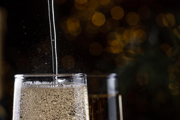 zwei Gläser Champagner auf dem Neujahrstisch.