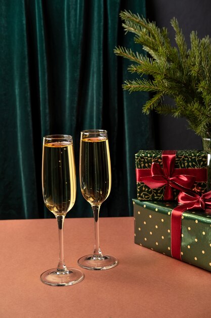 Zwei Gläser Champagner auf dem Tisch mit Weihnachtsgeschenken