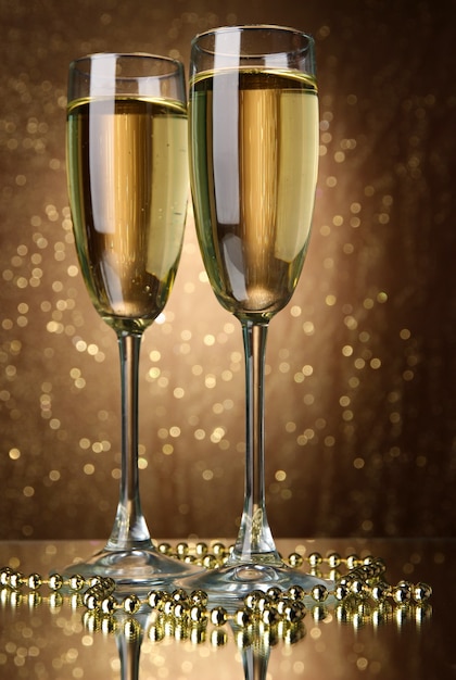 Zwei Gläser Champagner auf hellem Hintergrund mit Lichtern