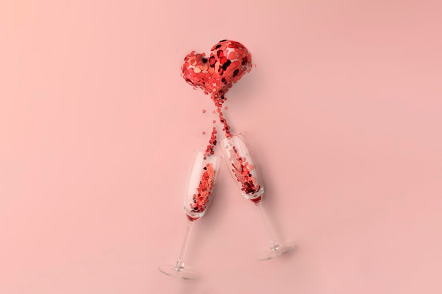 Zwei Gläser Champagner ein minimalistisches rosa Konzept zum Thema Liebe, Valentinstag oder ...
