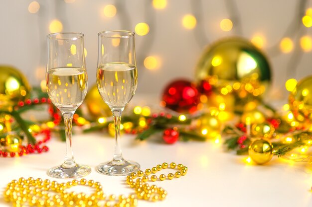 Zwei Gläser Champagner in der Weihnachtsdekoration