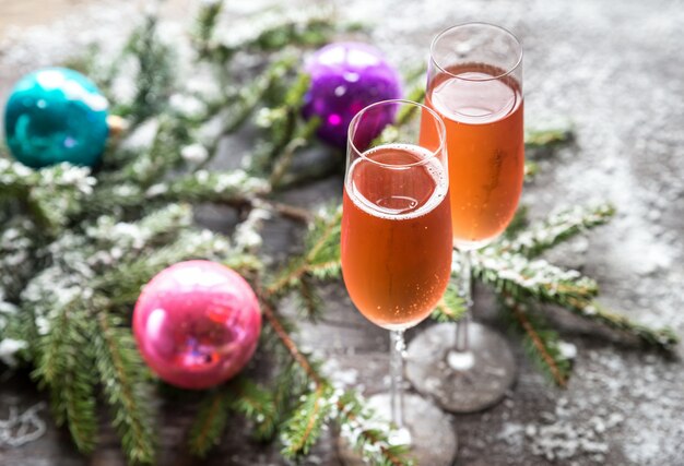 Zwei Gläser Champagner mit Christbaumzweig