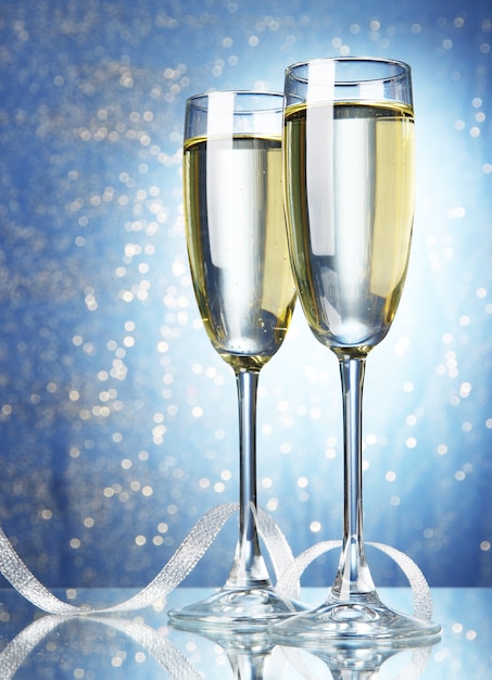 Zwei Gläser Champagner mit Lichtern