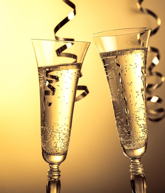 Zwei Gläser Champagner. Symbol der Neujahrs- oder Weihnachtsfeier