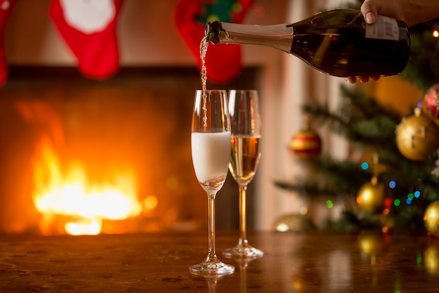 Zwei Gläser Champagner werden aus der Flasche gefüllt