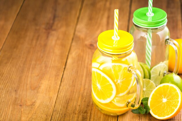 Zwei Gläser Detox-Wasser mit Orangen- und Limettenscheiben