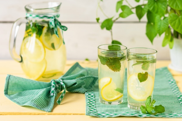 Zwei Gläser frische Limonade.