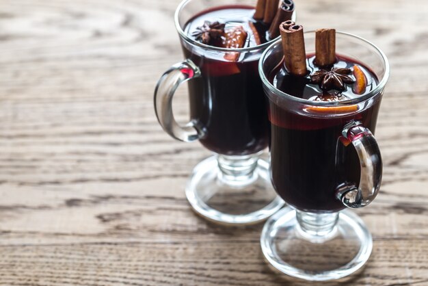 Zwei Gläser Glühwein auf dem Holztisch