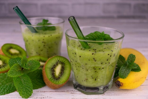 Zwei Gläser Kiwi-Bananen-Smoothie