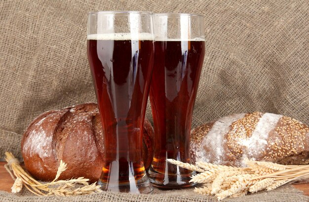 Zwei Gläser Kwas mit Brot auf Leinwand Hintergrund Nahaufnahme