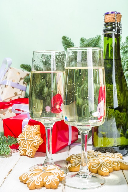 Zwei Gläser mit Champagnergetränk, einfacher festlicher Weihnachts- und Neujahrshintergrund