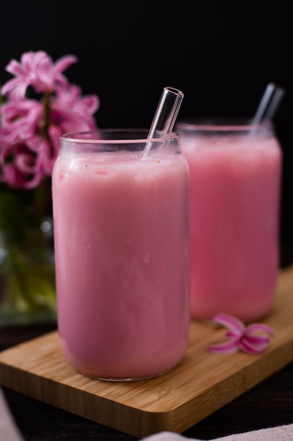 Zwei Gläser mit einem Cocktail in rosa Farbe mit Glasröhren