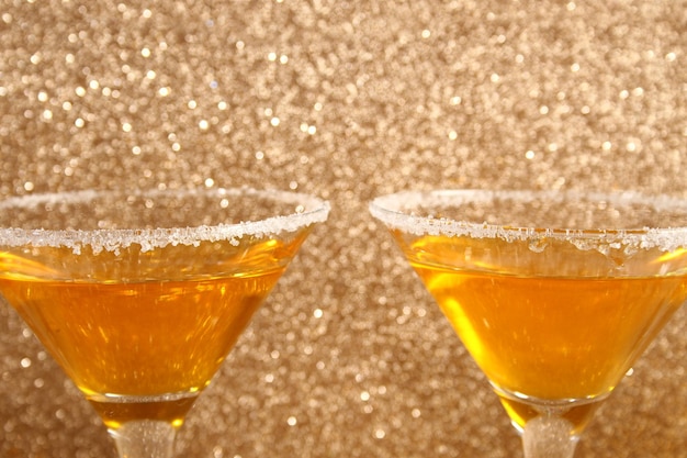 Zwei Gläser mit einem gelben Cocktail