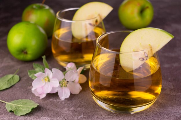 Zwei Gläser mit frischem Apfelsaft Closeup