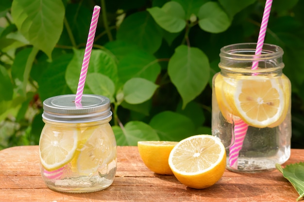 Zwei Gläser mit Limonade und rosa Strohhalmen