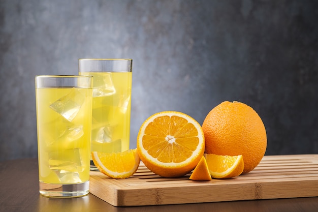 Zwei Gläser mit Orangensaft und Orangenscheiben