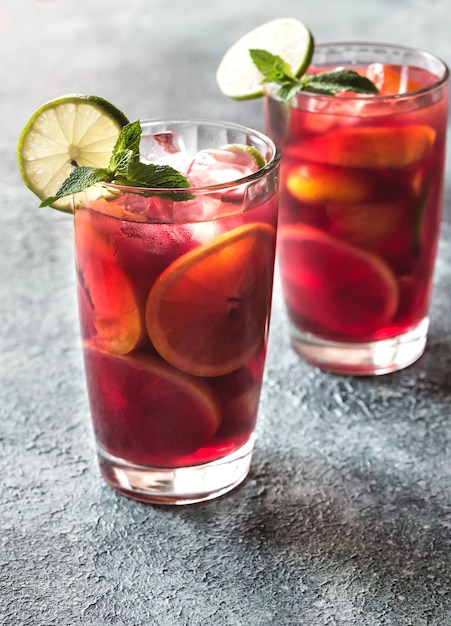 Zwei Gläser mit spanischer Frucht Sangria