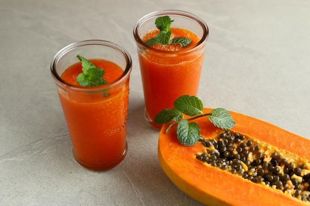 Foto zwei gläser papaya-smoothie detox diätkost vegetarisches essen