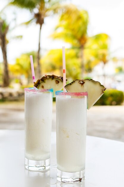 Zwei Gläser Pina Colada Cocktail