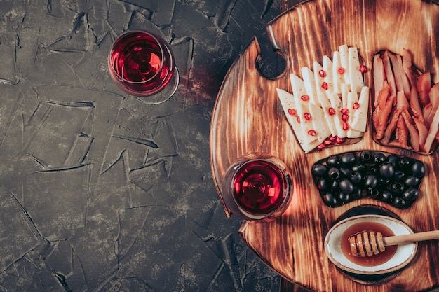 Zwei Gläser Rotwein und Snacks