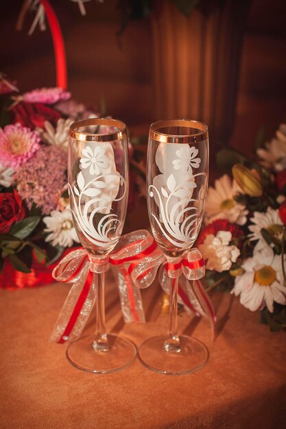Zwei Gläser und ein Blumenstrauß der Braut auf einem steinernen Geländer