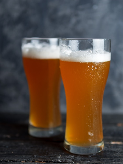 Zwei Gläser ungefilterte kalte Nahaufnahme des Bieres auf dem Tisch
